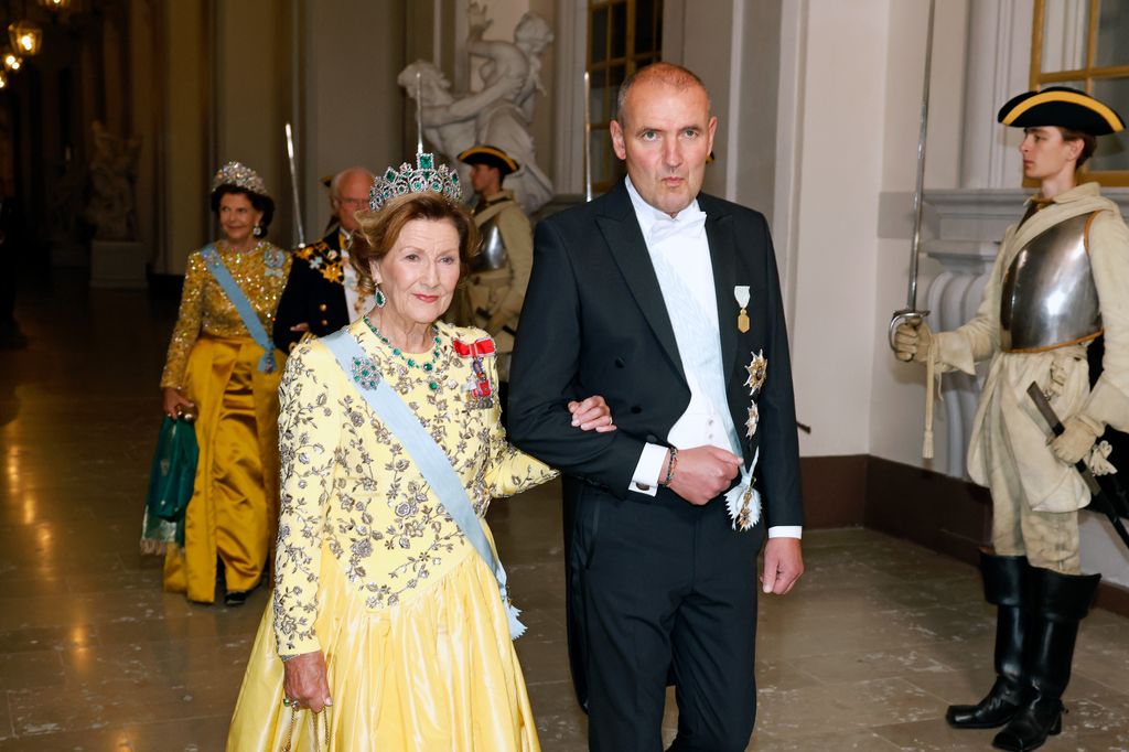 Queen Sonja and the president of Iceland arm in arm