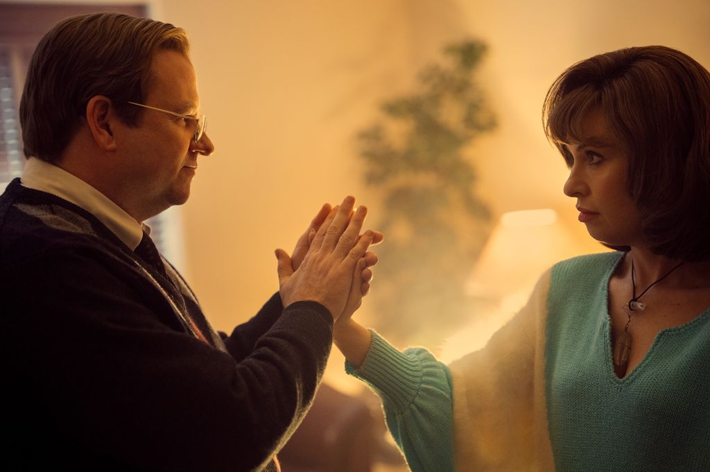 Dallas Roberts as Dr. Jerome Oziel, Leslie Grossman as Judalon Smyth in Monsters: The Lyle And Erik Menendez Story