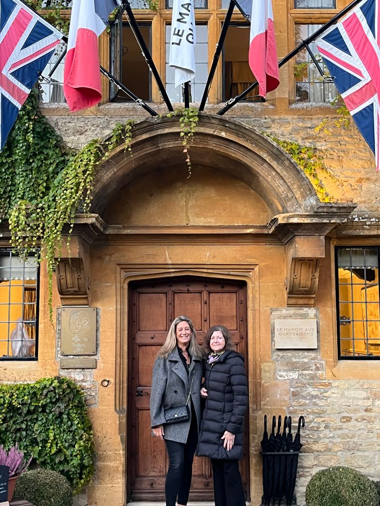 jessica callan and her mother outside hotel