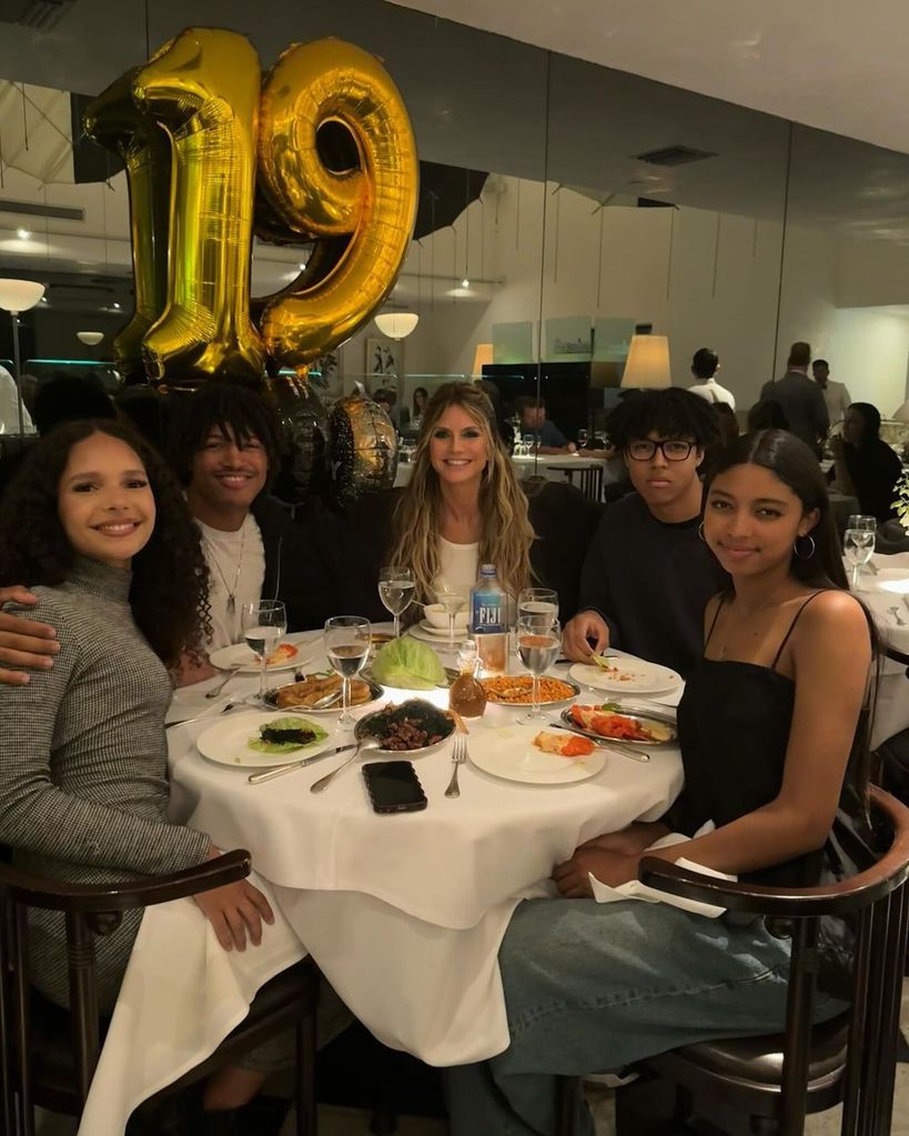 Heidi Klum comemora o aniversário de 19 anos do filho com três dos quatro filhos