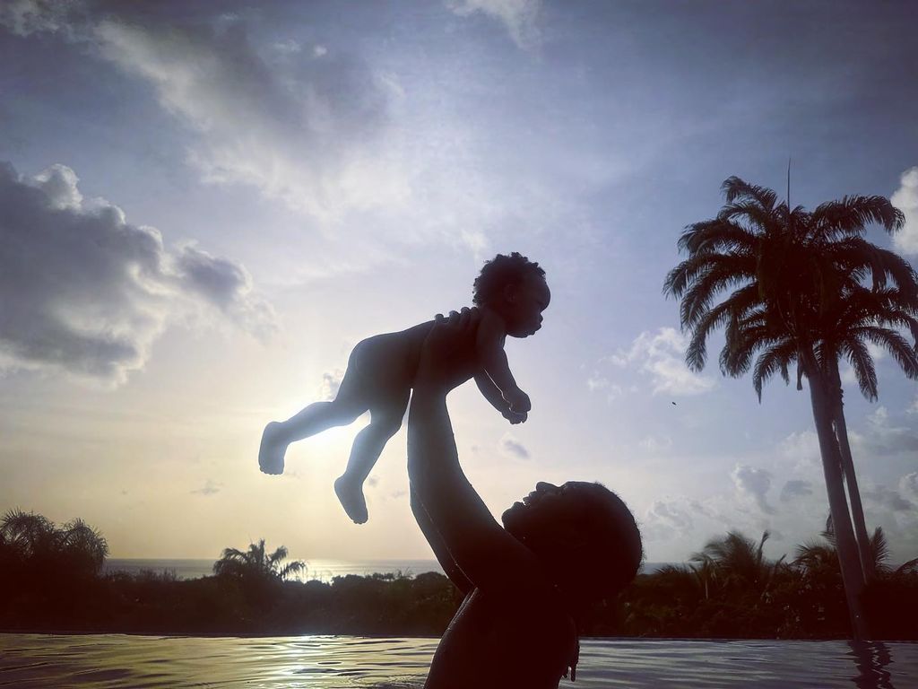 Foto ao pôr do sol na praia de Rihanna com o filho pequeno