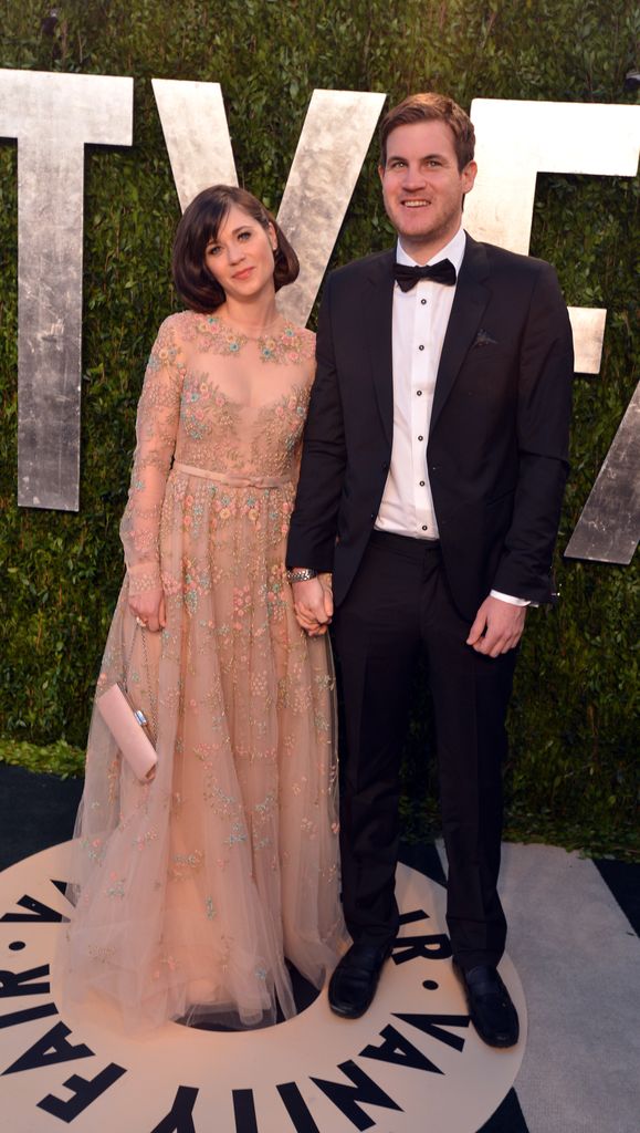 Jamie and Zooey holding hands at Vanity Fair party