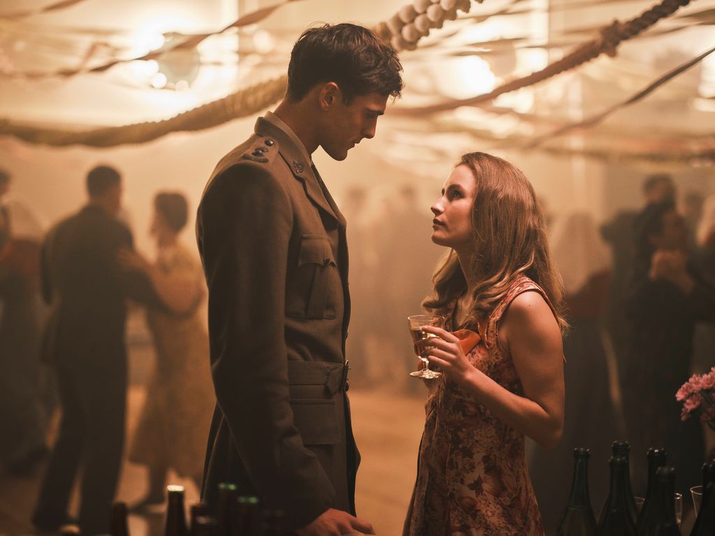 Critics praised the 'smouldering chemistry' between the leads