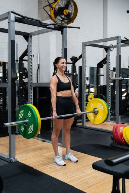 women lifting a barbell in the gym 
