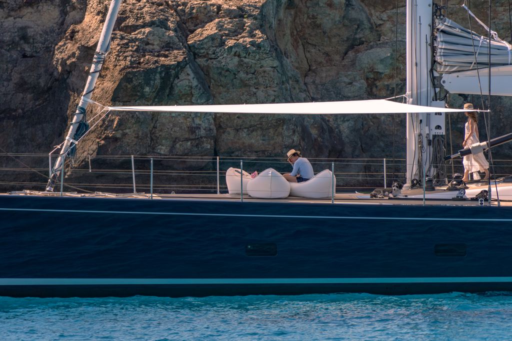 Tom Cruise articulé par Ana de Armas sur un yacht à Ciutadella, Menorque