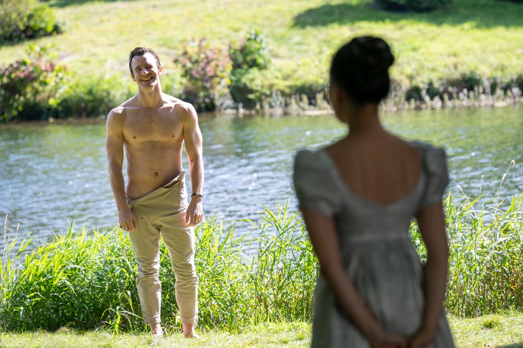 homme torse nu debout au bord du lac