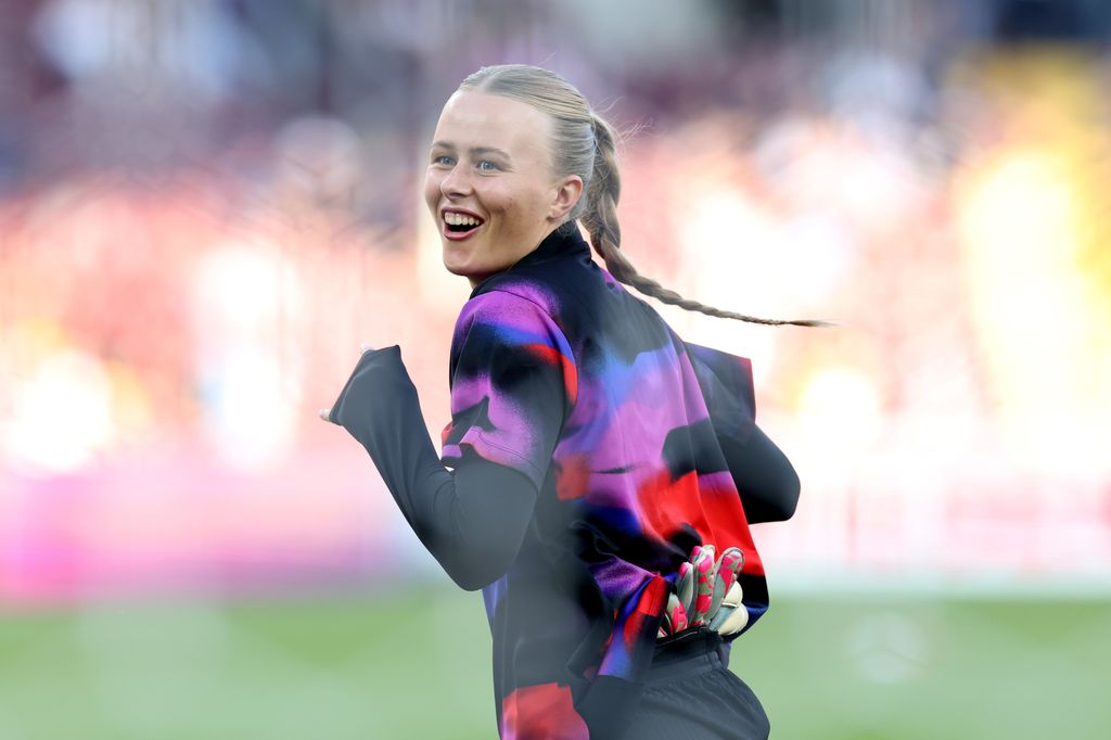 Hannah Hampton running with her hair in a braid
