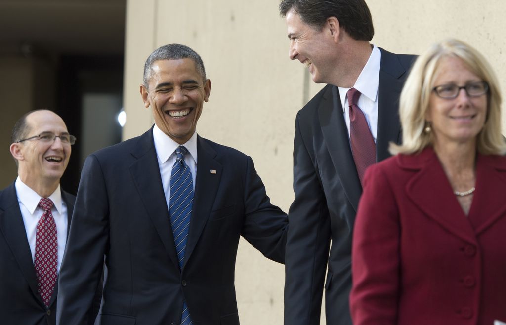 US President Barack Obama arrives alongside new FBI Director James Comey (2nd R), Comey's wife, Patrice Failor (R)