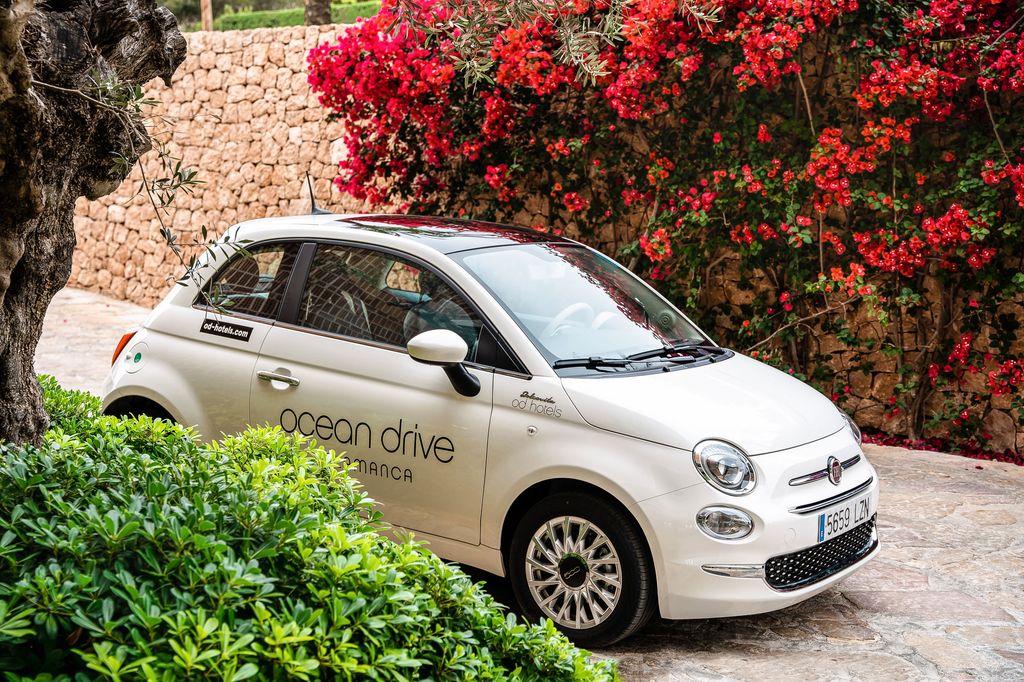 A Fiat 500 parked outside 