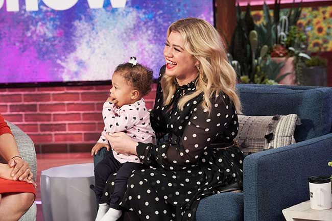 kelly clarkson baby number three everything the voice star has said child