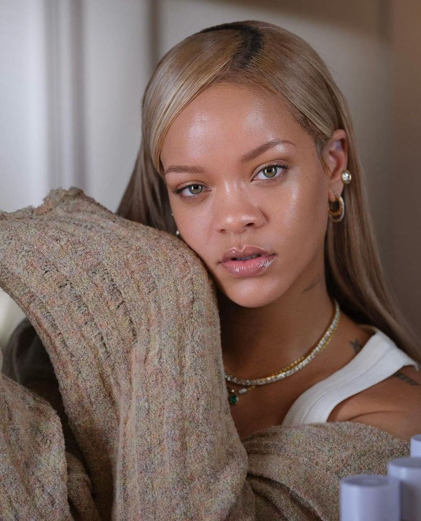 Rihanna is glowing makeup free