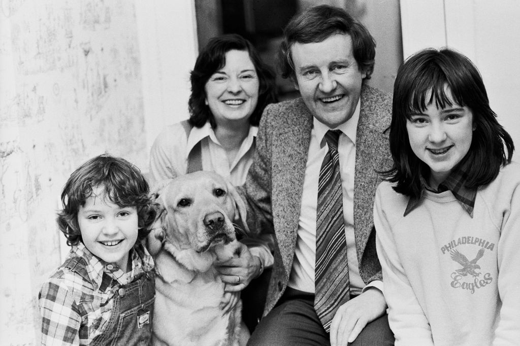 Black-and-white image of Richard Briers and Ann Davies with their two daughters, Lucy and Kate and their dog
