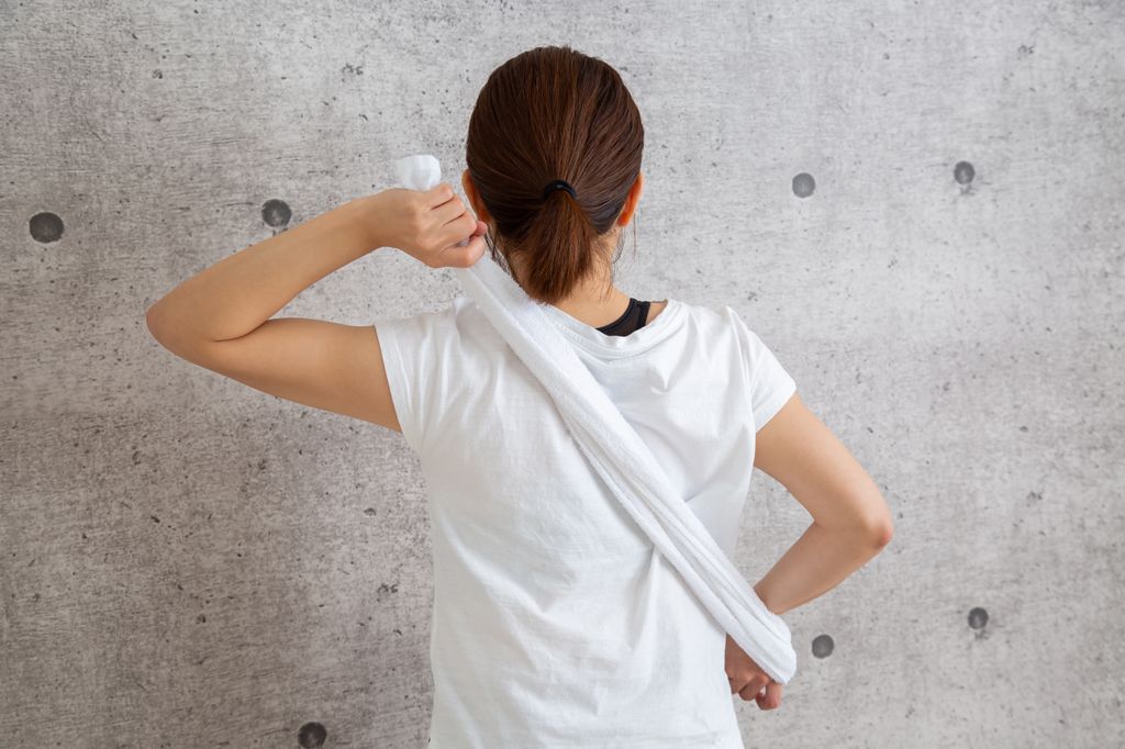 Experts say that the ‘towel stretch’ is an easy stretch to ease the pain
