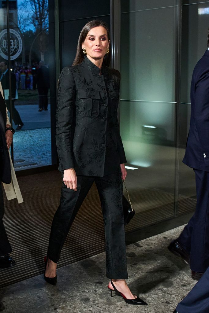 Letizia in black suit walking