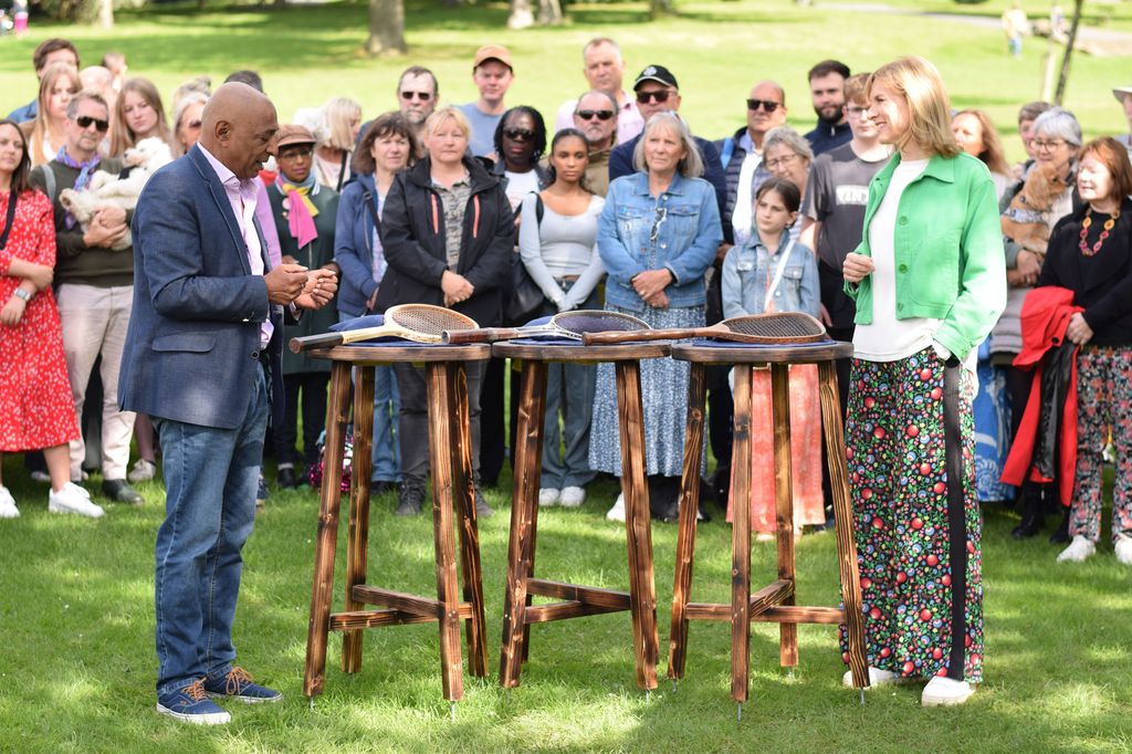 Fiona Bruce and an expert on Antiques Roadshow