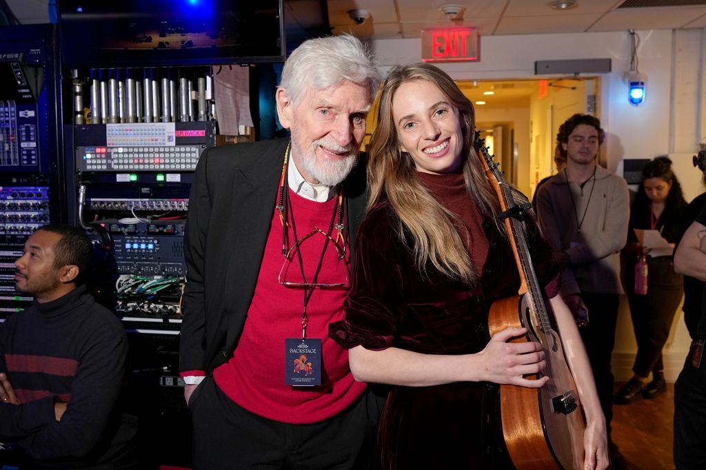 Maya Hawke s'est produite au concert-bénéfice annuel de la Tibet House US à New York – organisé par son grand-père, Bob Thurman 