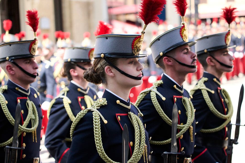 Princesa Leonor e outros cadetes em uniforme militar