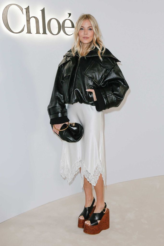 Sienna Miller na Chloe Outono Inverno 2024, Paris Fashion Week