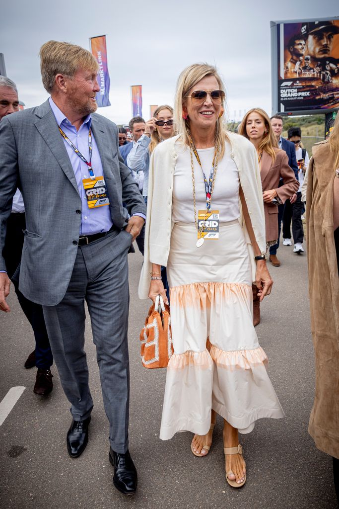 Queen Maxima and King Willem-Alexander walking through crowd