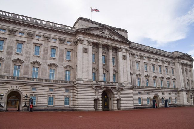buckingham palaces exterior with blue cloudy sky 