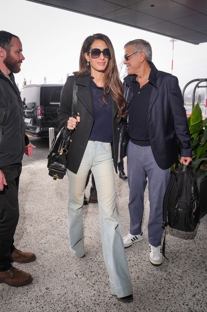 George Clooney et Amal Clooney arrivent à l'aéroport en jeans