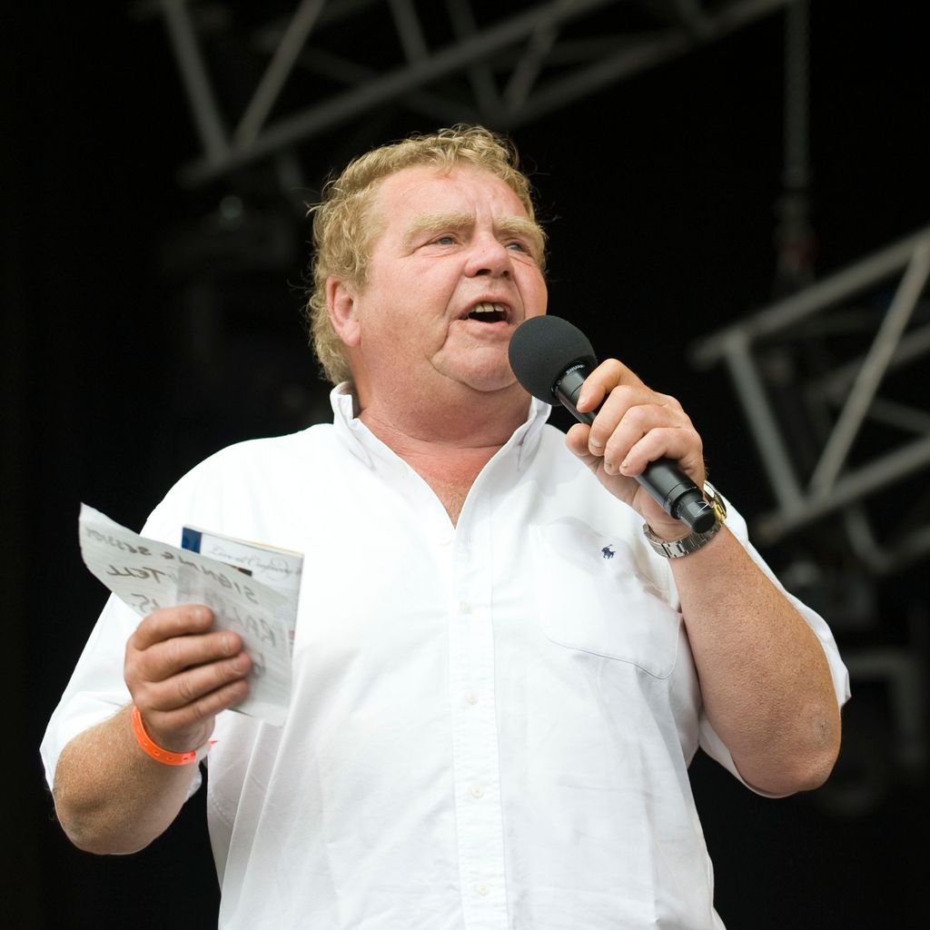 BANBURY, UNITED KINGDOM - AUGUST 14: Geoffrey Hughes comperes on day 2 of Fairport's Cropedy Convention at Cropredy on August 14, 2009 in Banbury, England. (Photo by Steve Thorne/Redferns)