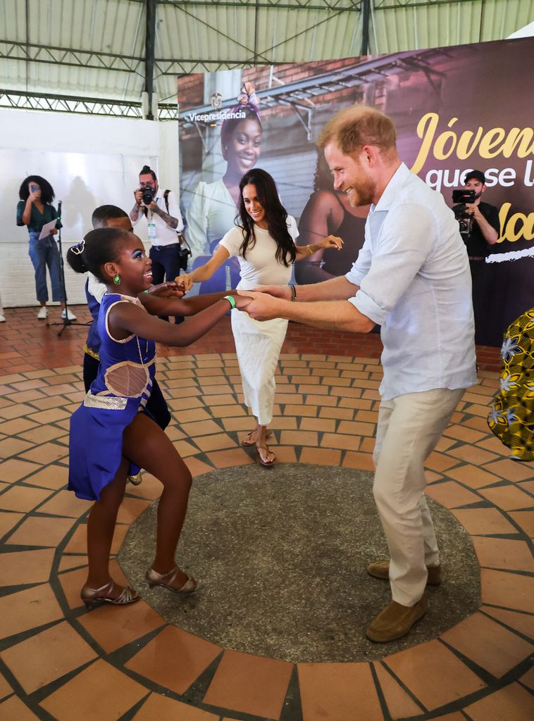 meghan and harry dancing with children