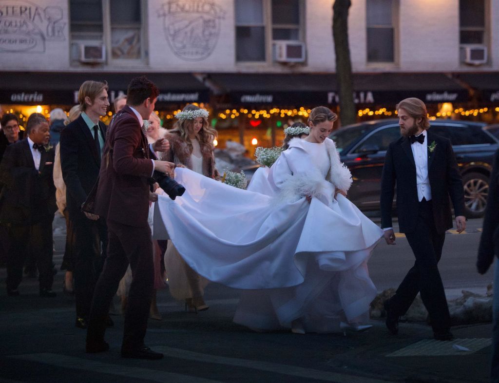 Maya Hawke est une vraie Carrie Bradshaw en robe de mariée « vintage » en satin et voile gonflé 4 Maya a été soutenue par plusieurs de ses co-stars de Stranger Things