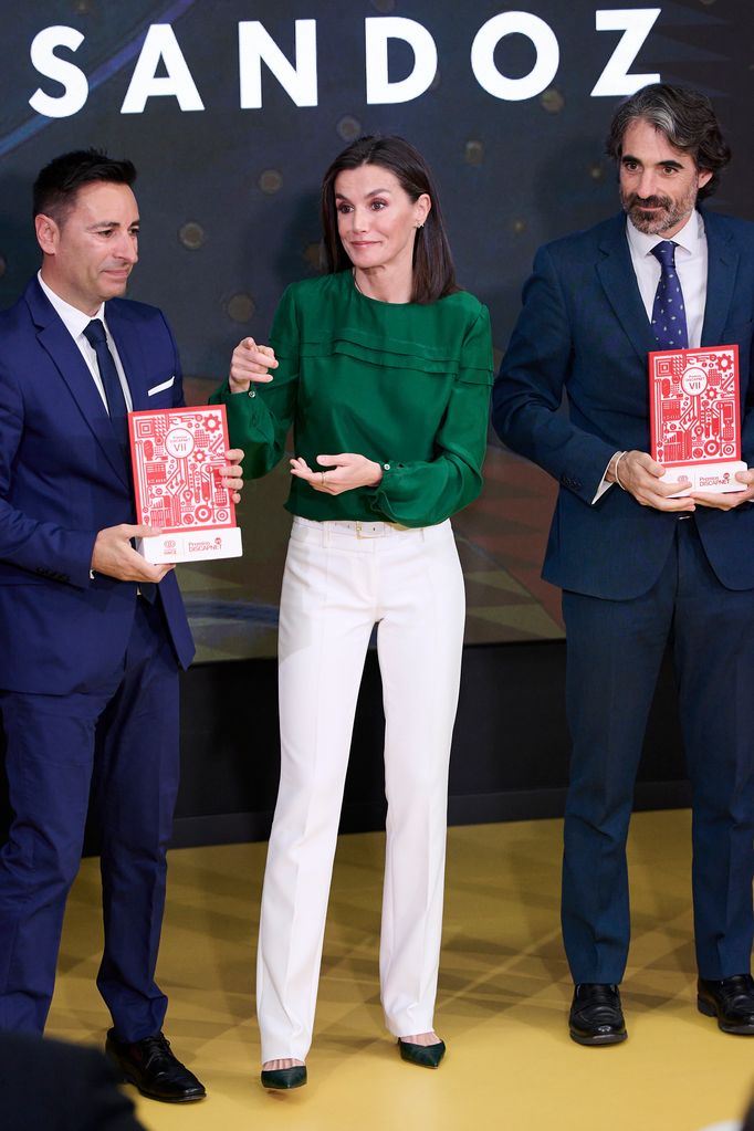 queen letizia in white trousers giving awards
