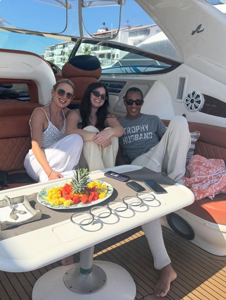 Amy Robach et TJ Holmes posent pour une photo sur un yacht avec l'une des filles d'Amy au Mexique, partagée sur Instagram