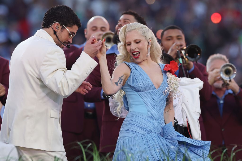 Bad Bunny et Lady Gaga se produisent sur scène lors du spectacle de mi-temps Apple Music Super Bowl LX au Levi's Stadium 
