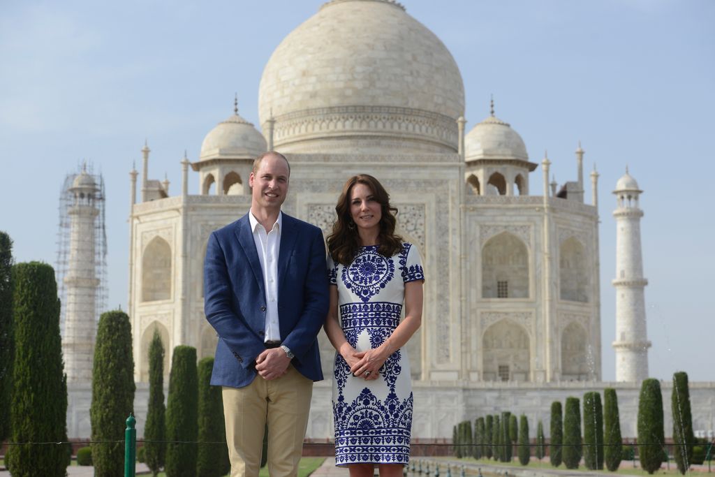 prince william and kate middleton in front of taj mahal