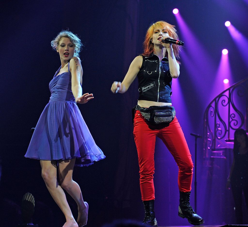 NASHVILLE, TN - SEPTEMBER 16:  Taylor Swift and Hayley Williams perform at the Bridgestone Arena on September 16, 2011 in Nashville, Tennessee.  (Photo by Frederick Breedon IV/WireImage)