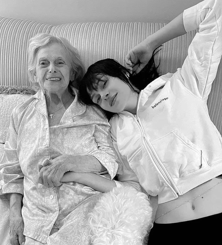 Nicola Peltz posant sur un canapé avec sa grand-mère malade Bunny 