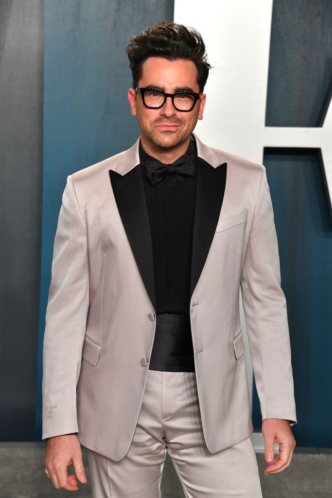 Dan Levy at the 2020 Vanity Fair Oscar in light suit