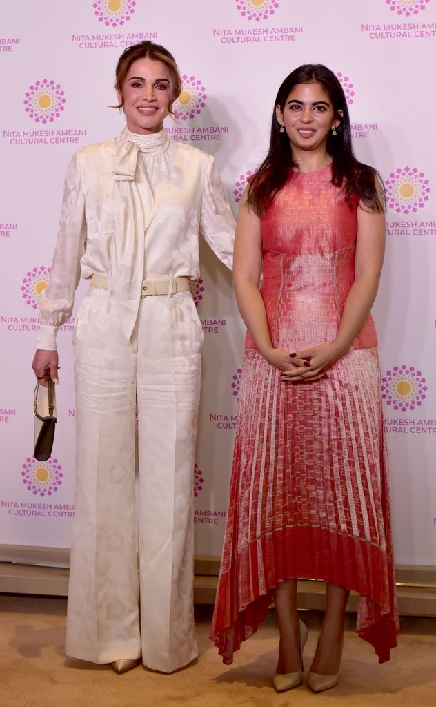 La reine Rania dans un ensemble couleur champagne posé à côté de Nita Mukesh Ambani