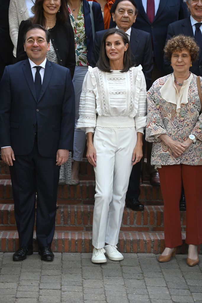 Jose Manuel Alvares and Queen Letizia in white posing before the meeting of the Board of Trustees of the Residencia de Estudiantes