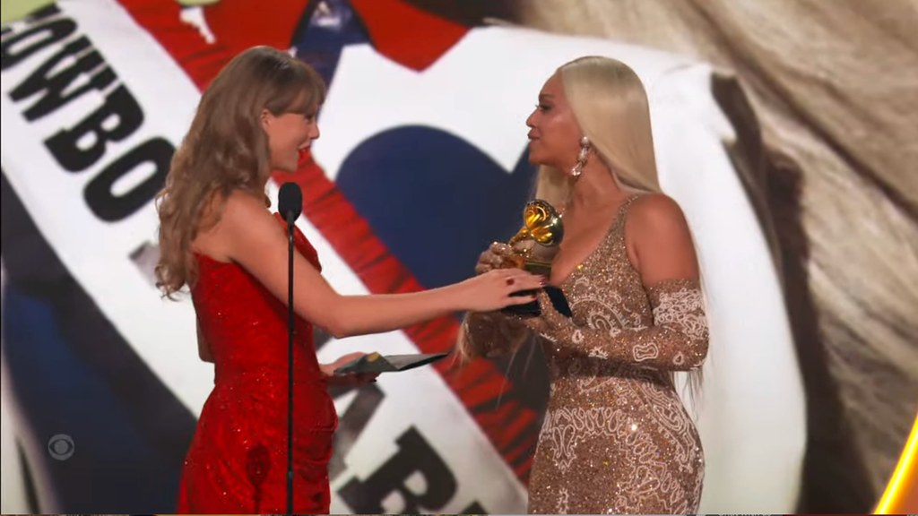 Taylor Swift was there to present Beyoncé with her award 