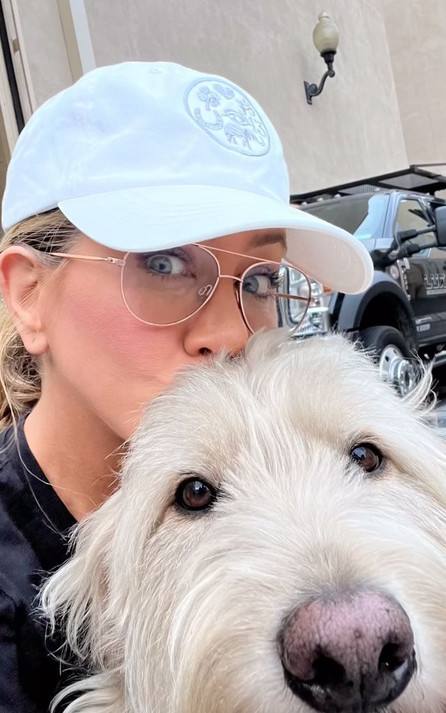 Jennifer Aniston giving her dog a kisss