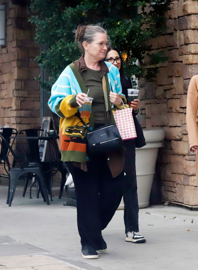 Bridget Fonda en train de marcher