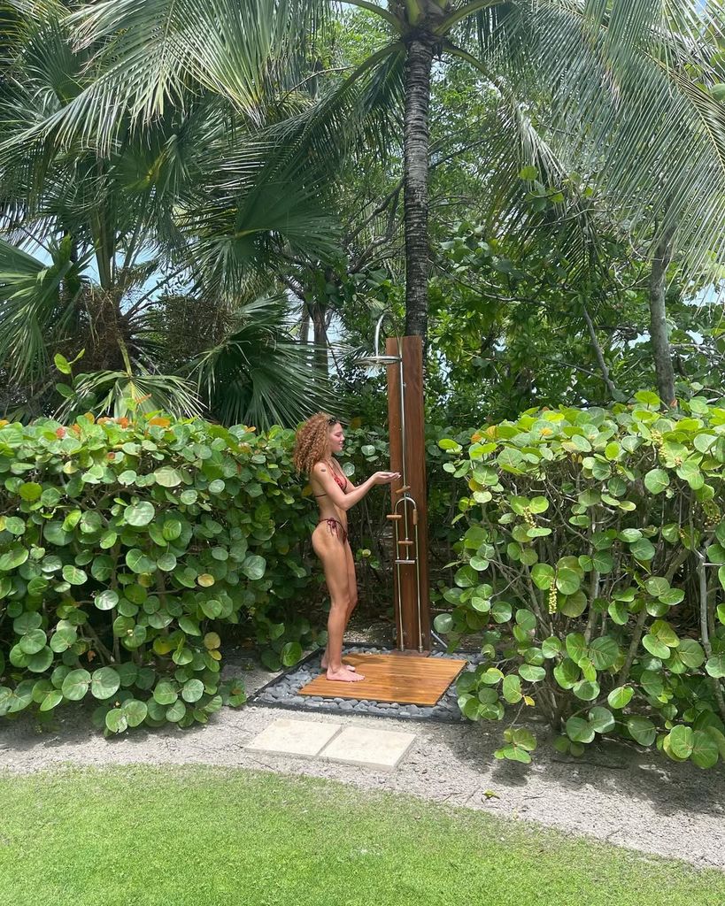 Michael Strahan's daughter showers in the outdoor shower in Bahamas