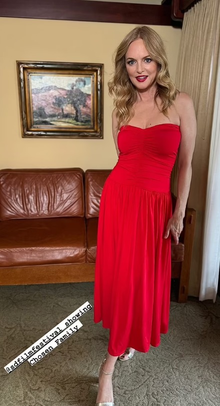 Heather Graham usando vestido vermelho