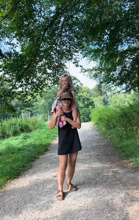 Helen Skelton carrying her daughter Elsie on her shoulders