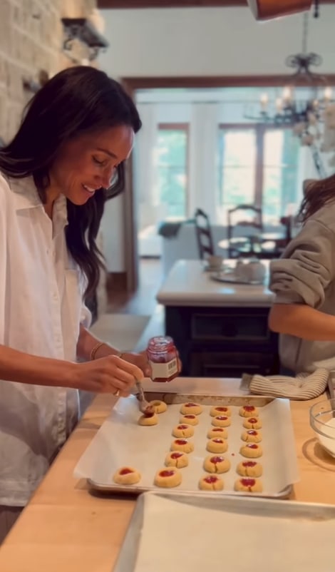 meghan markle baking in her kitchen at home