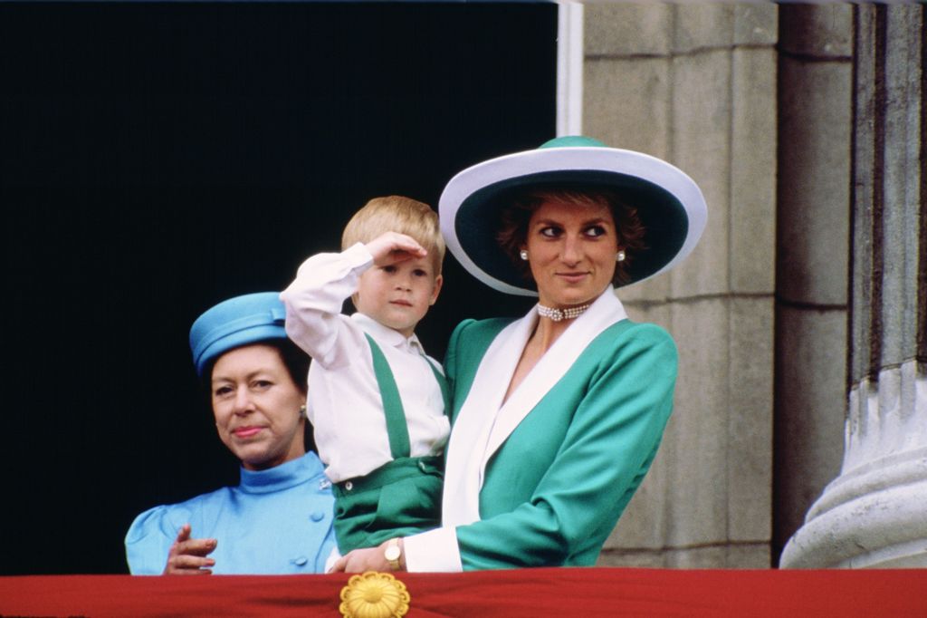 Princesa Diana, sosteniendo un pequeño príncipe en su Harry mientras mira el color con una princesa de una princesa en el palacio de Buckingham en 1988