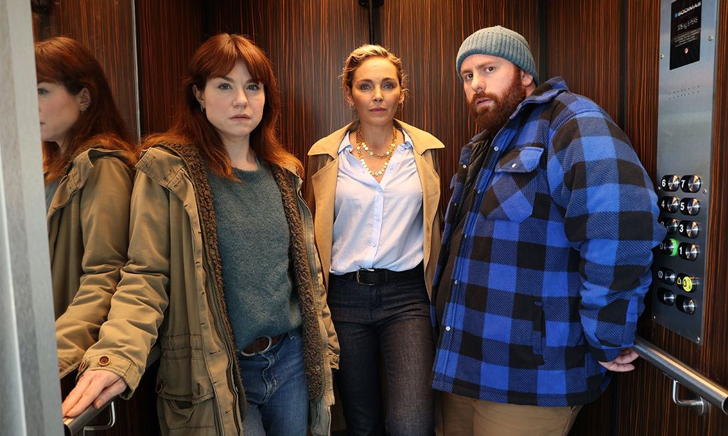 Le nouveau drame criminel en 4 parties de Channel 4 Start Over Sonne comme la frénésie ultime d'une nuit 1 Trois personnes debout dans l'ascenseur