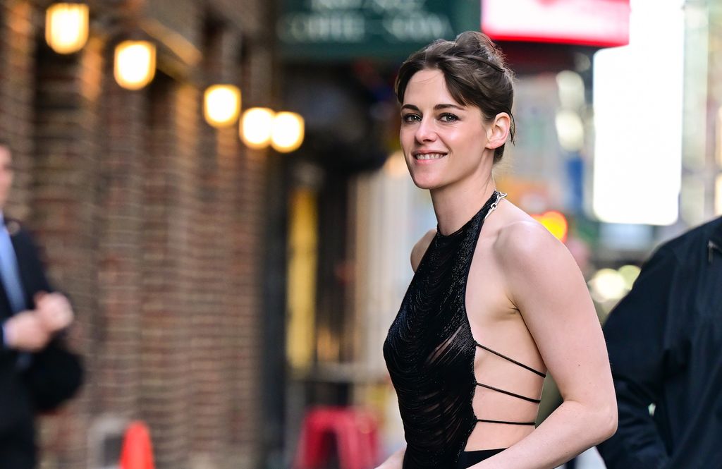 kristen stewart braless the late show with stephen colbert