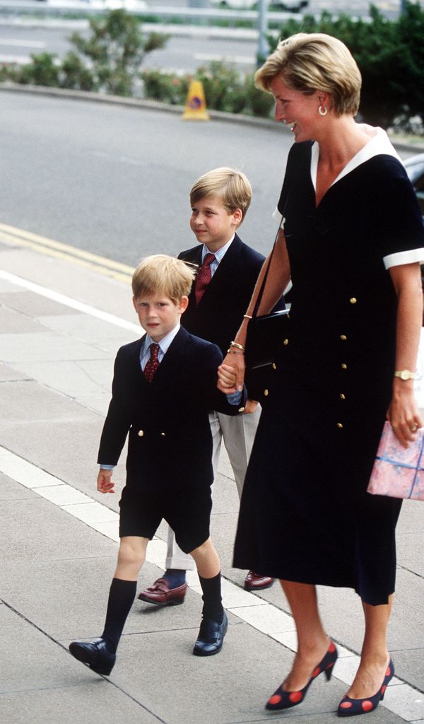 Princesa Diana usando um vestido preto com os filhos, príncipe William e Harry, em setembro de 1990