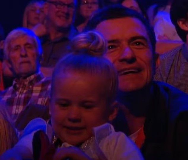 orlando bloom with daughter daisy dove on american idol