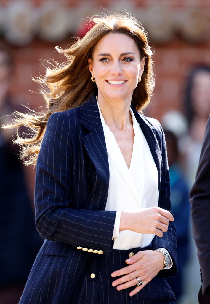 Kate Middleton mengenakan setelan biru tua saat dia mengunjungi Paviliun Grange untuk bertemu dengan anggota Windrush Cymru Elders, Black History Cymru 365 dan Ethnic Minority Youth Forum for Wales saat dia merayakan dimulainya Bulan Sejarah Hitam pada tanggal 3 Oktober 2023 di Cardiff, Wales. Dalam perayaan 75 tahun kedatangan HMT Empire Windrush, Pangeran dan Putri Wales bertemu dengan anggota generasi Windrush di Cardiff. 